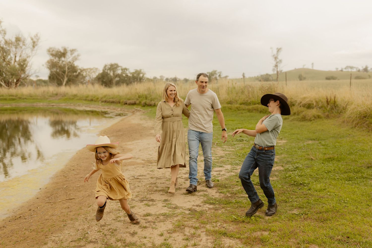 Outdoor family photography in Sydney, Central Coast, Blue Mountains, Wollongong and Kangaroo Valley, in field, farm, garden and countryside