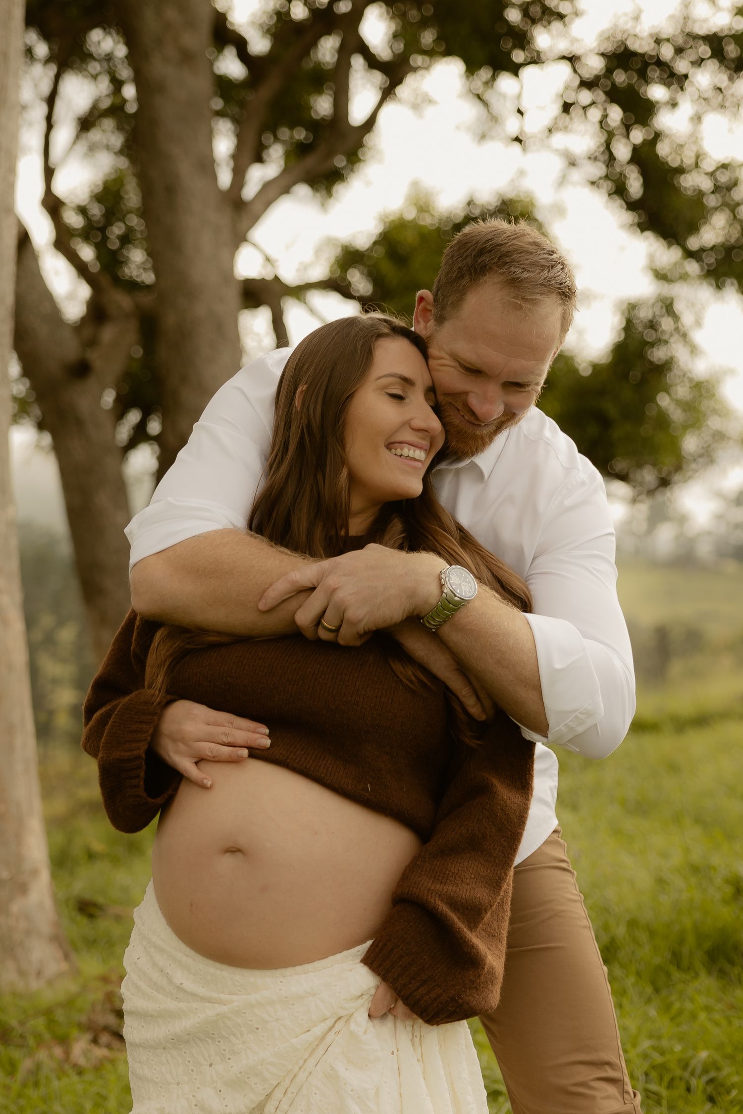 Outdoor maternity photography in Sydney, Central Coast, Blue Mountains, Wollongong, in field, farm, garden and countryside