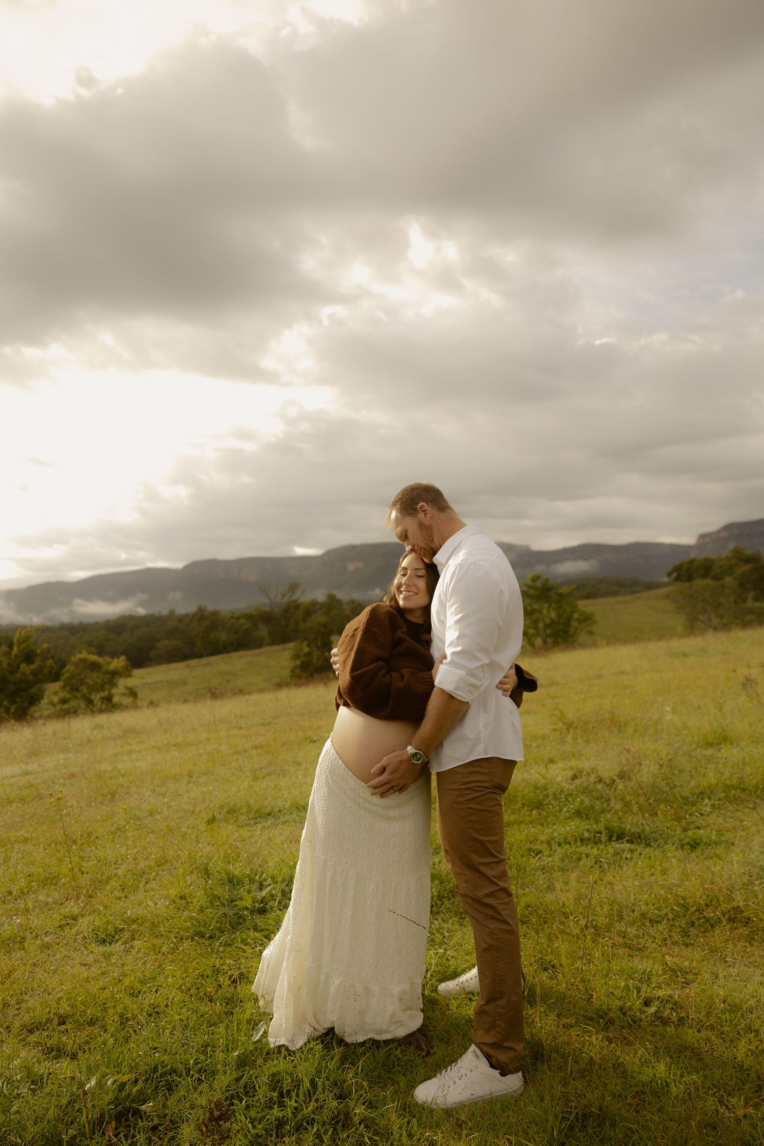 Outdoor maternity photography in Sydney, Central Coast, Blue Mountains, Wollongong, in field, farm, garden and countryside