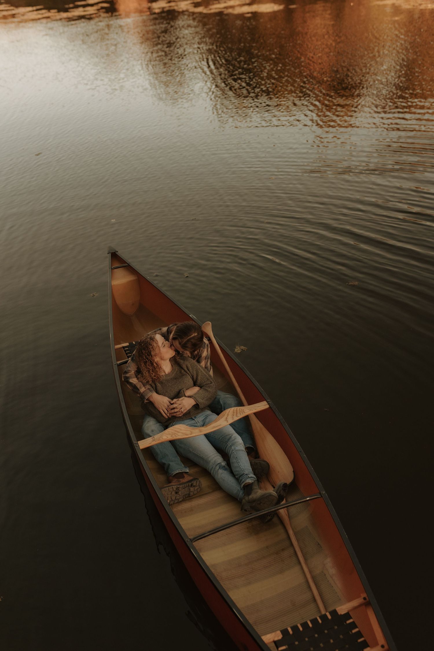 Couples photos on the lake in a canoe in Ontario