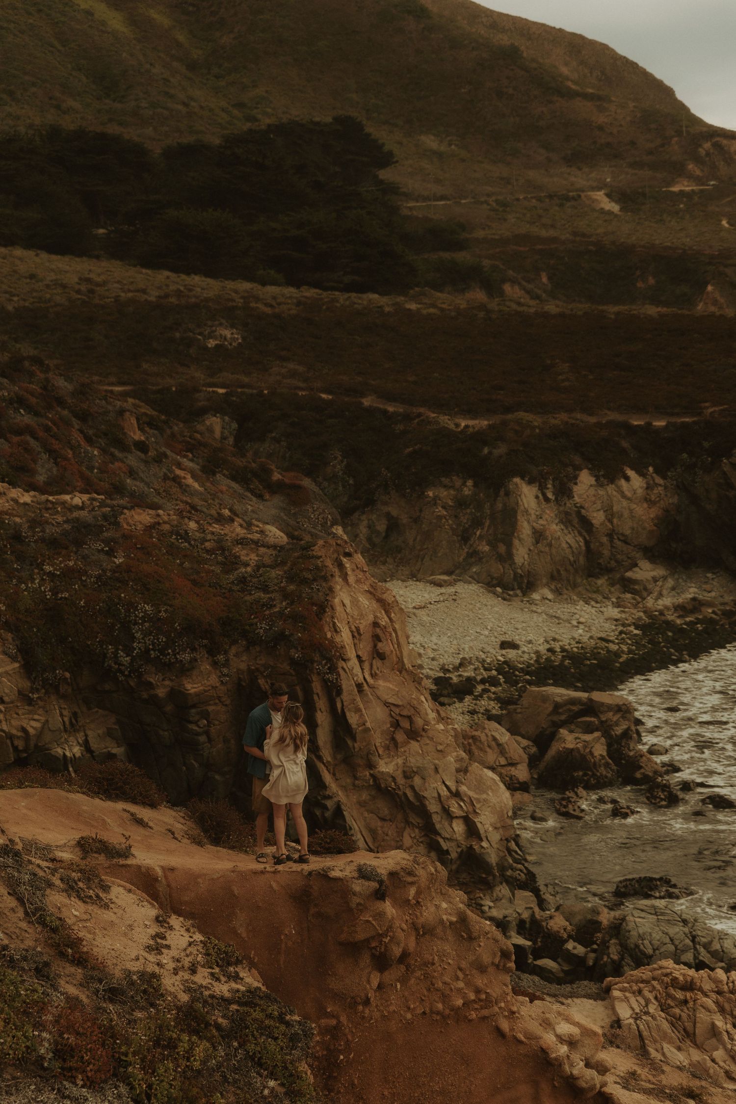 Couples photos along the beach in Big Sur