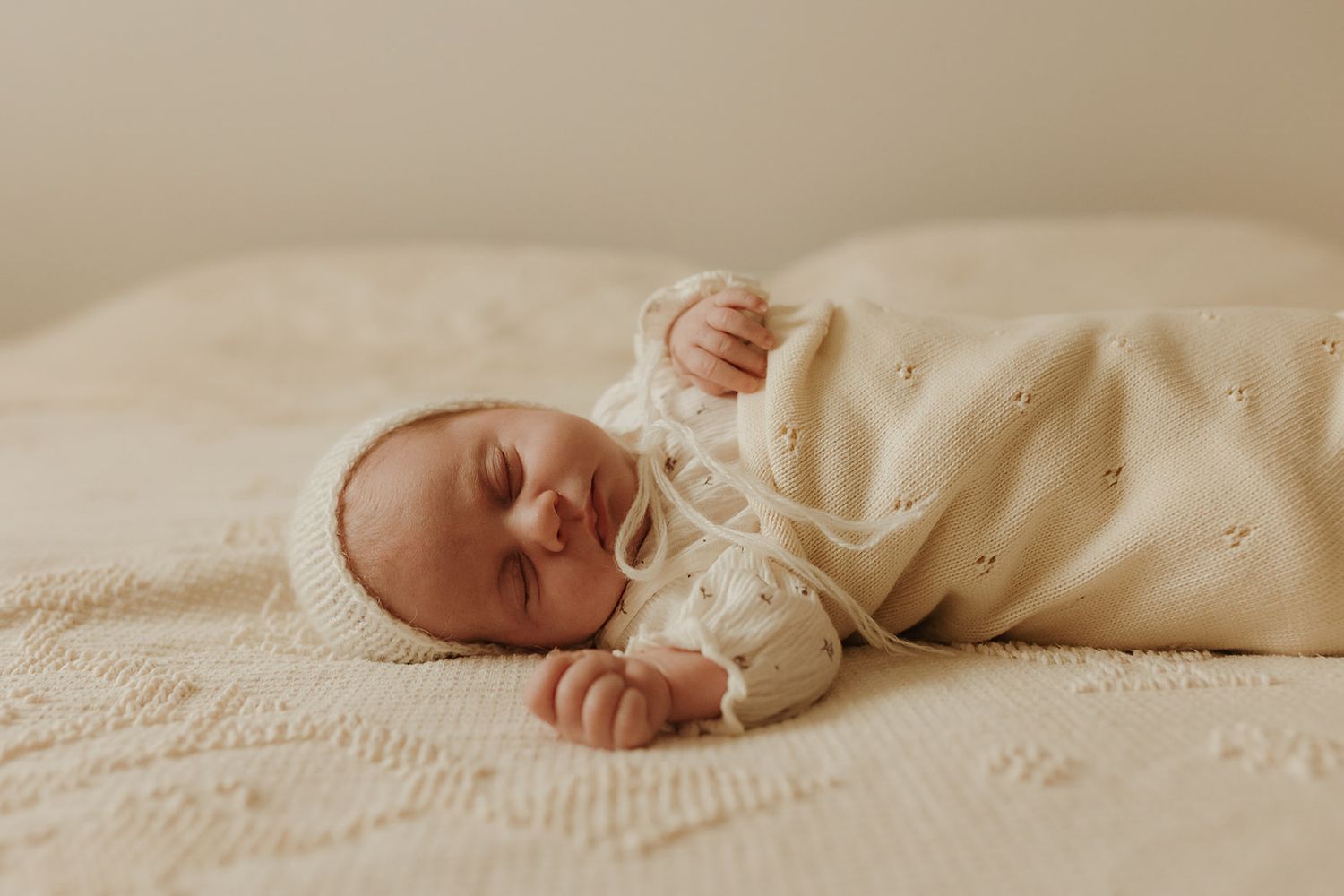newborn babe at home lifestyle session