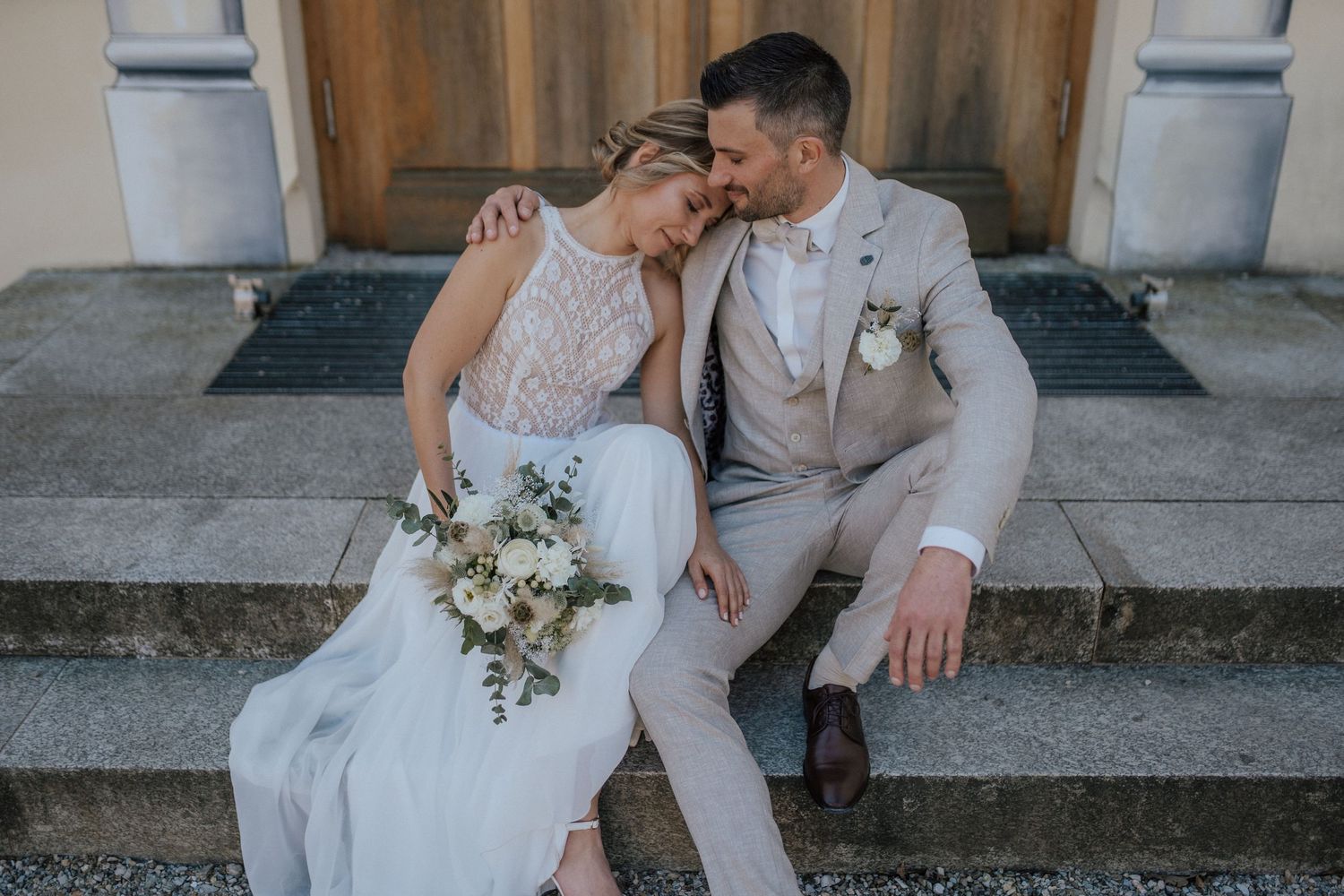 Emotionales Brautpaar bei Shooting in Scheyern, Feier m Stockerhof -  Hochzeitsfotografie Alexandra Rockermeier