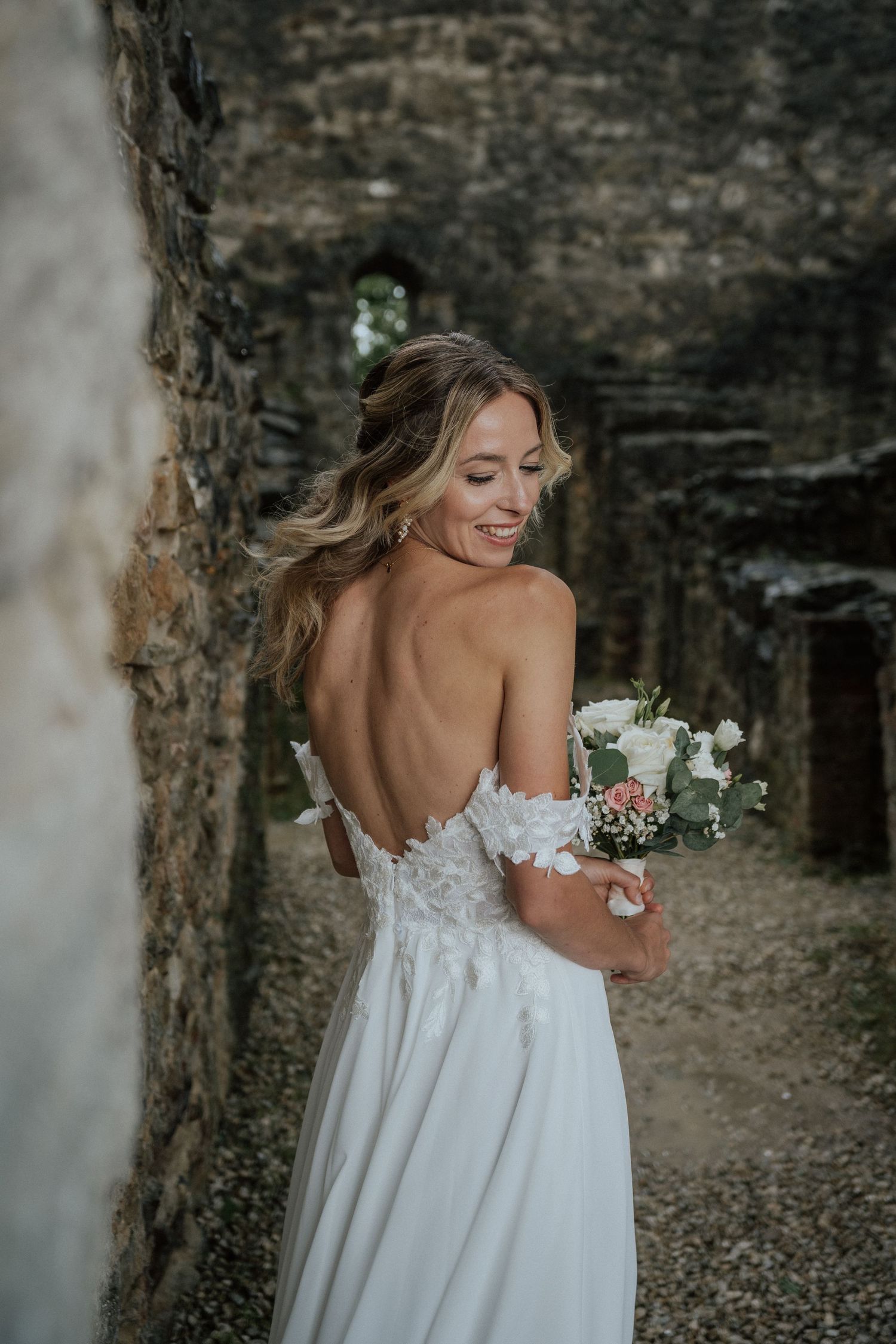 Brautvor alter Steinwand – moderne Hochzeitsfotos mit historischem Flair