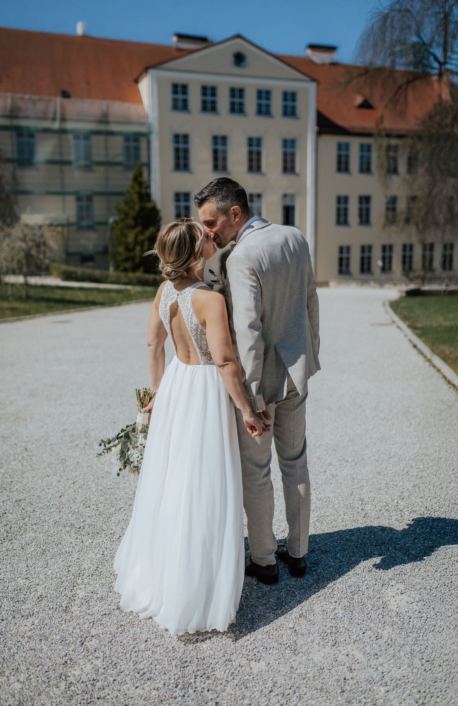 Intimer Moment vor der Trauung – Braut und Bräutigam im Kloster Scheyern