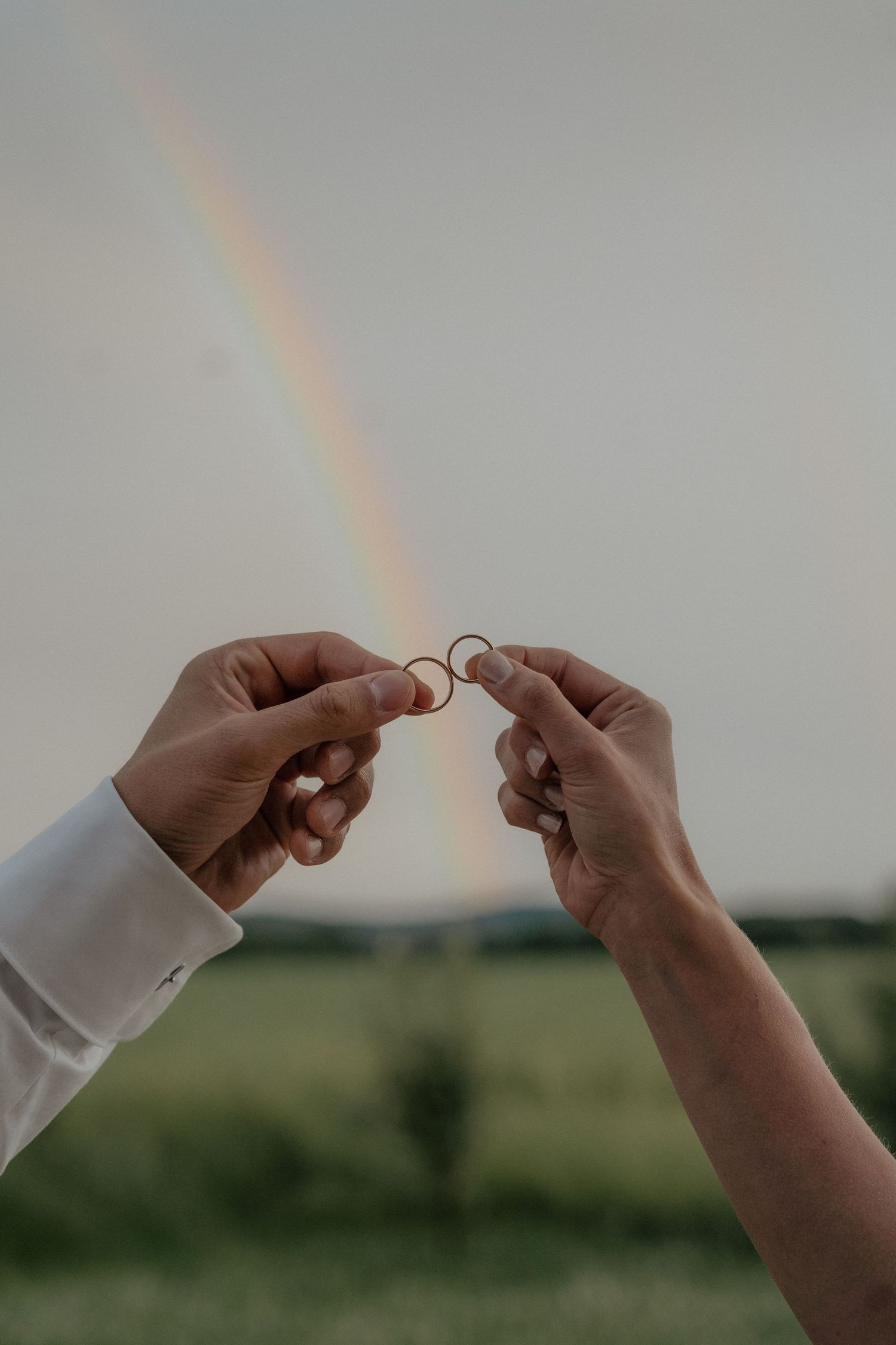 Detailaufnahme von Eheringen bei Sommerhochzeit Regenbogen in Bayern, Kittenhausen – authentische Hochzeitsreportage