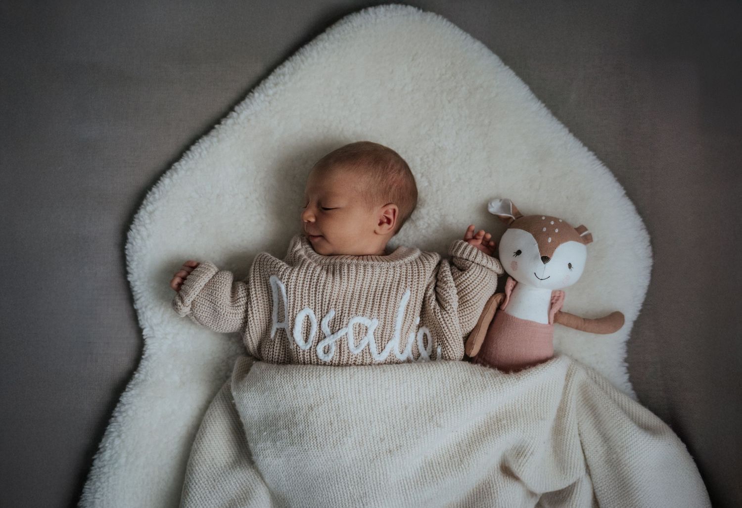 Neugeborenes Baby Rosalie schlafend auf Decke – natürliche Neugeborenenfotografie
