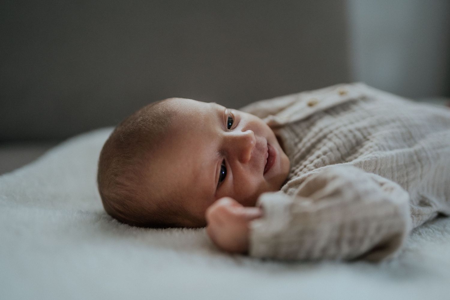 Neugeborenes Baby Rosalie – natürliche Neugeborenenfotografie