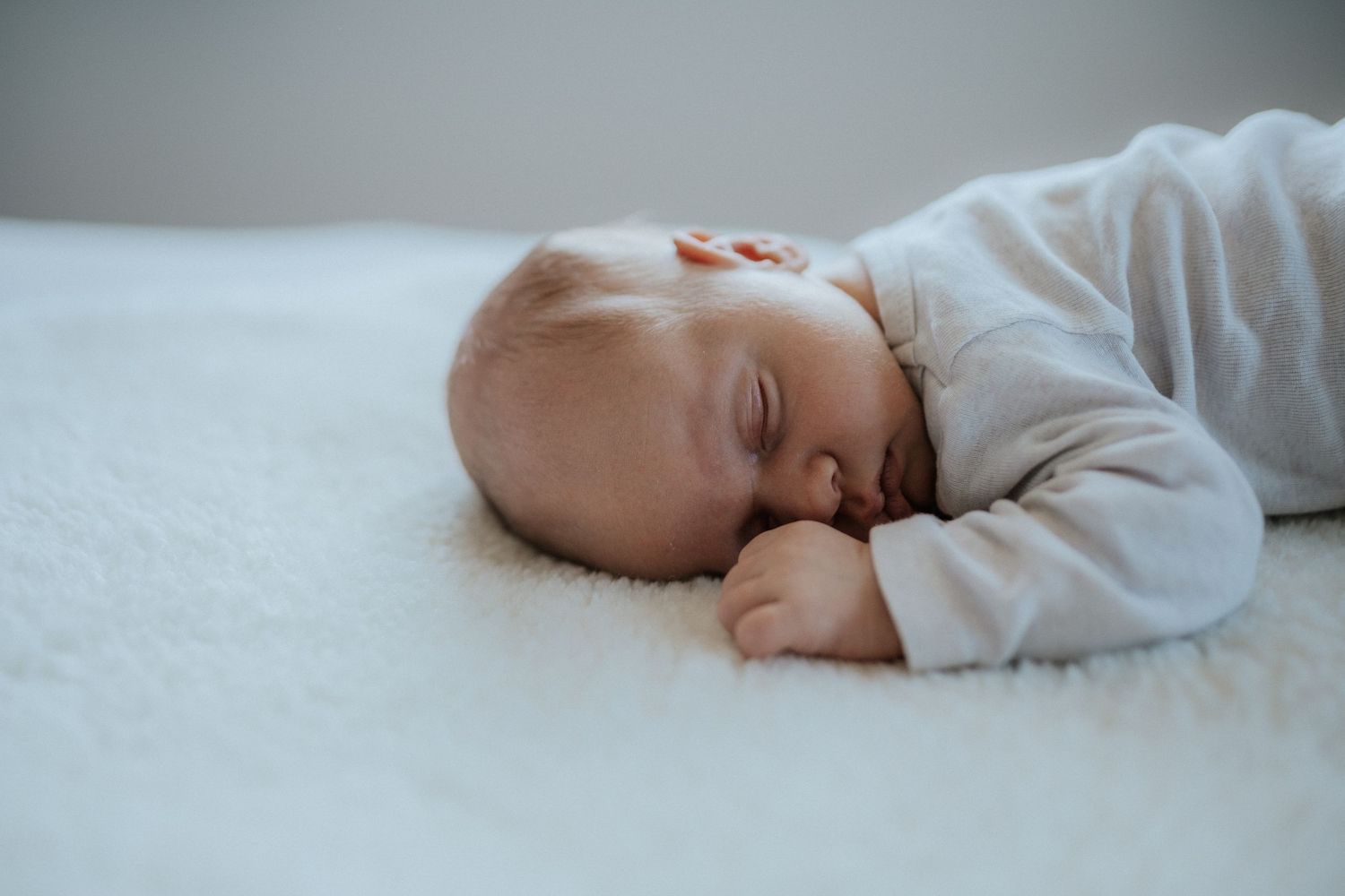 Neugeborenes Baby schlafend – natürliche Neugeborenenfotografie