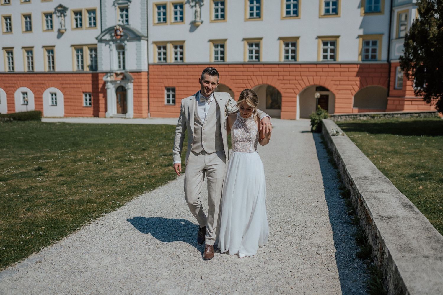 Intimer Moment vor der Trauung – Braut und Bräutigam im Kloster Scheyern