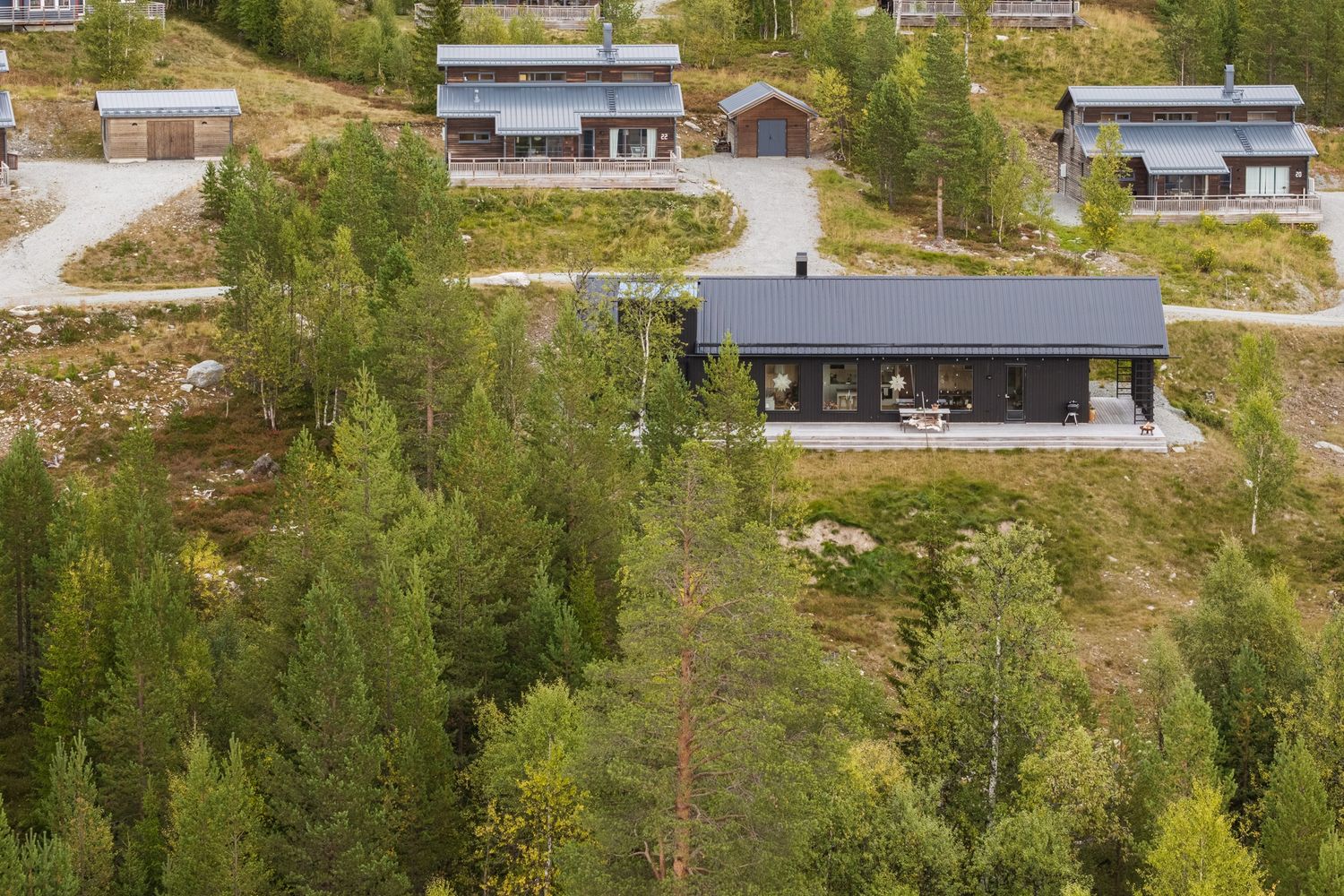 Hus i fjällsluttning sett från luften