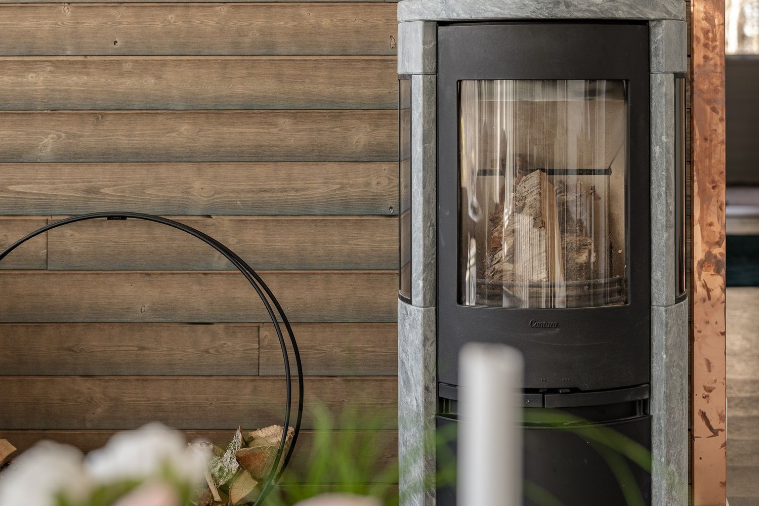 Kamin mot trävägg