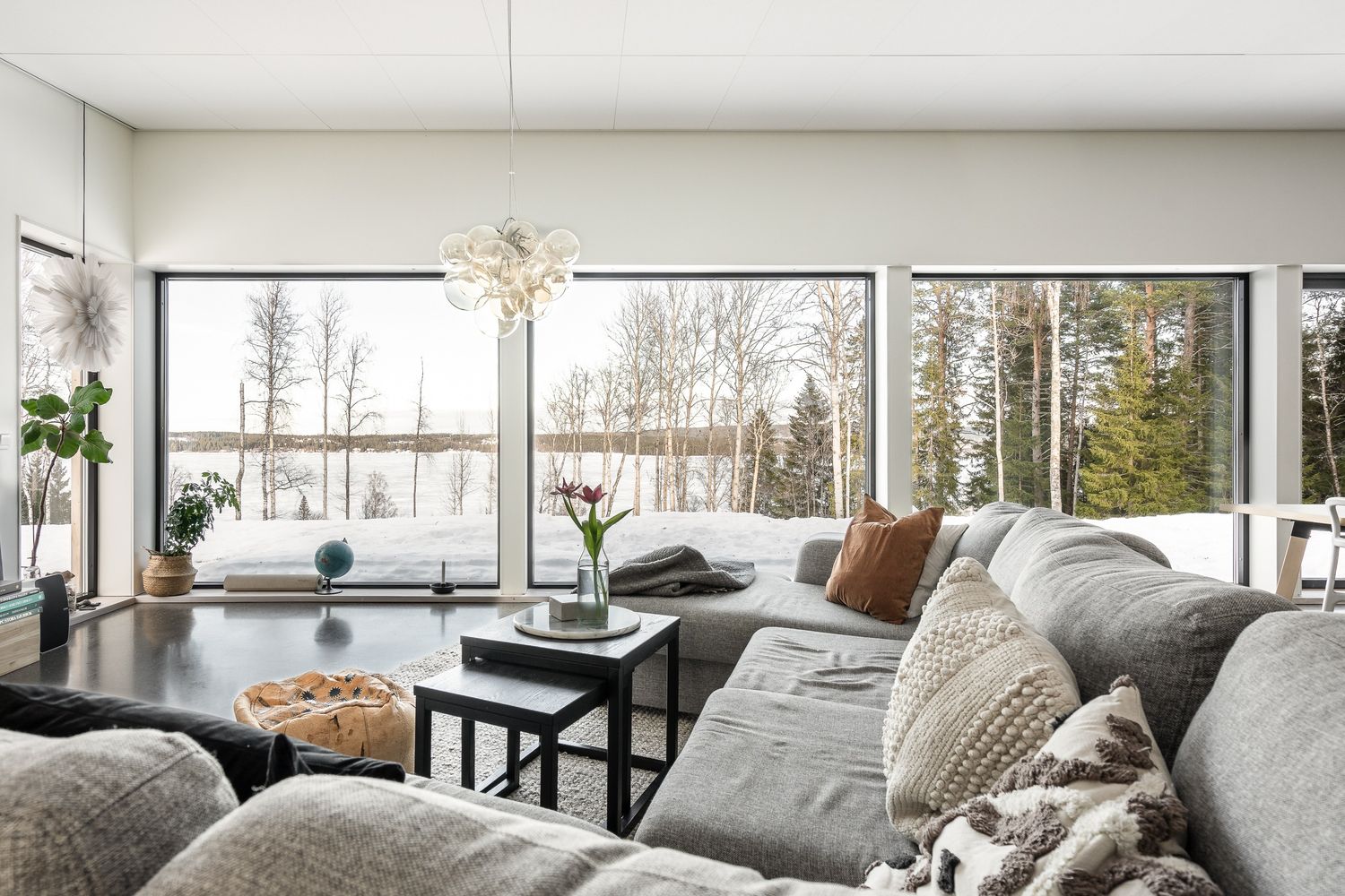 Soffgrupp framför stora fönster