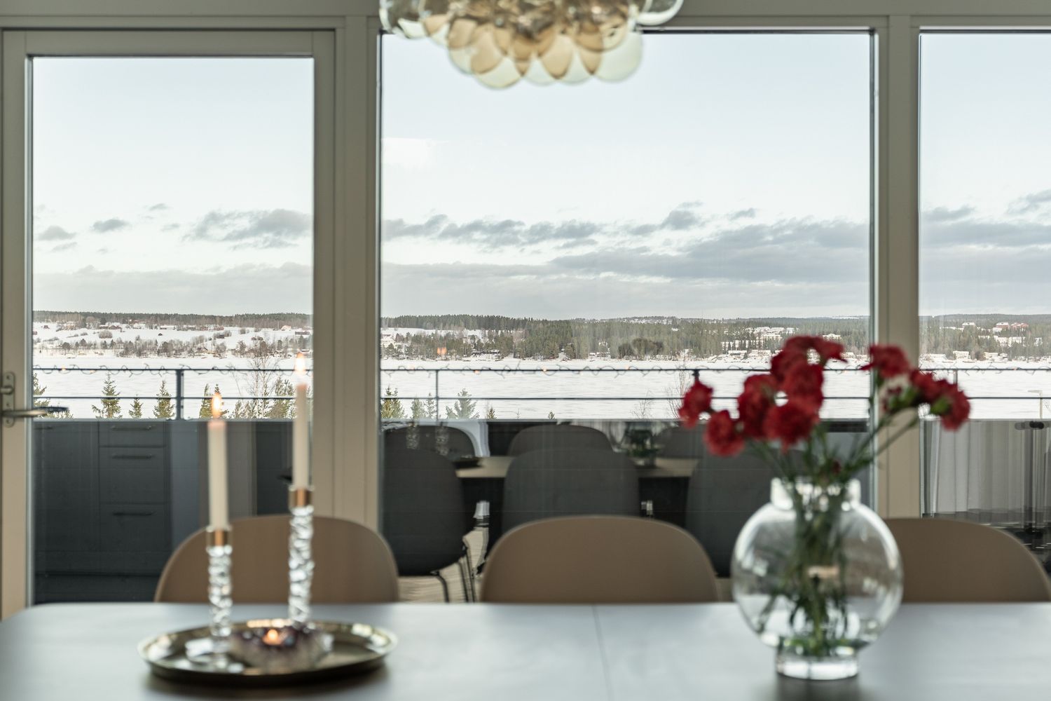 Matplats med utsikt över vinterlandskap