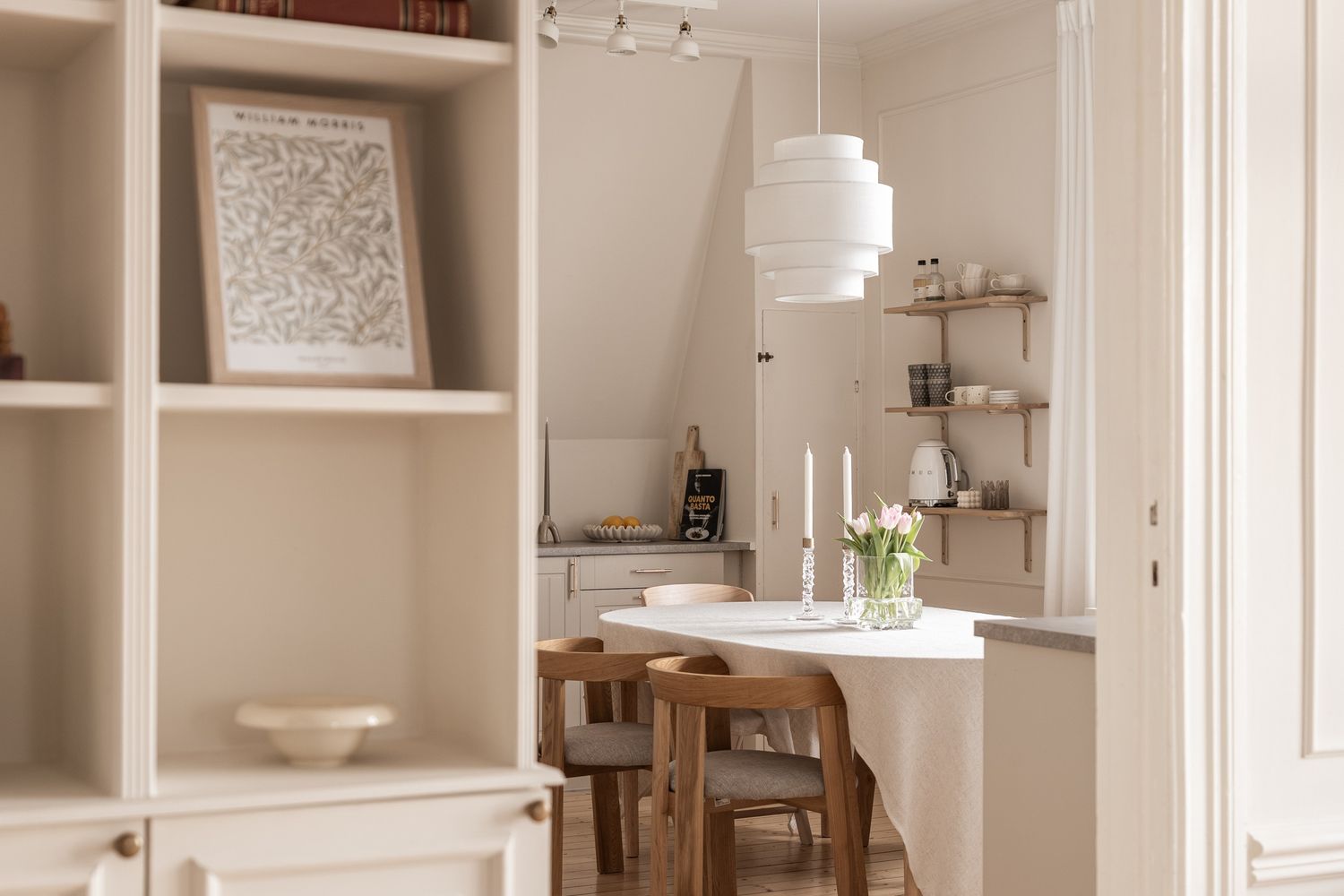 Dörröppning mot matplats och kök