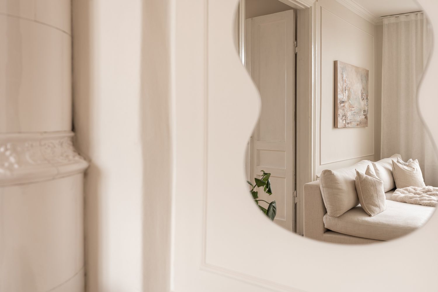 Spegel med reflektion av soffan