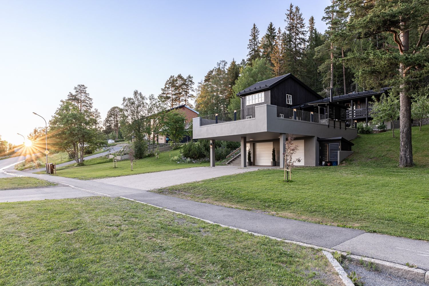Husets fasad i kvällssol
