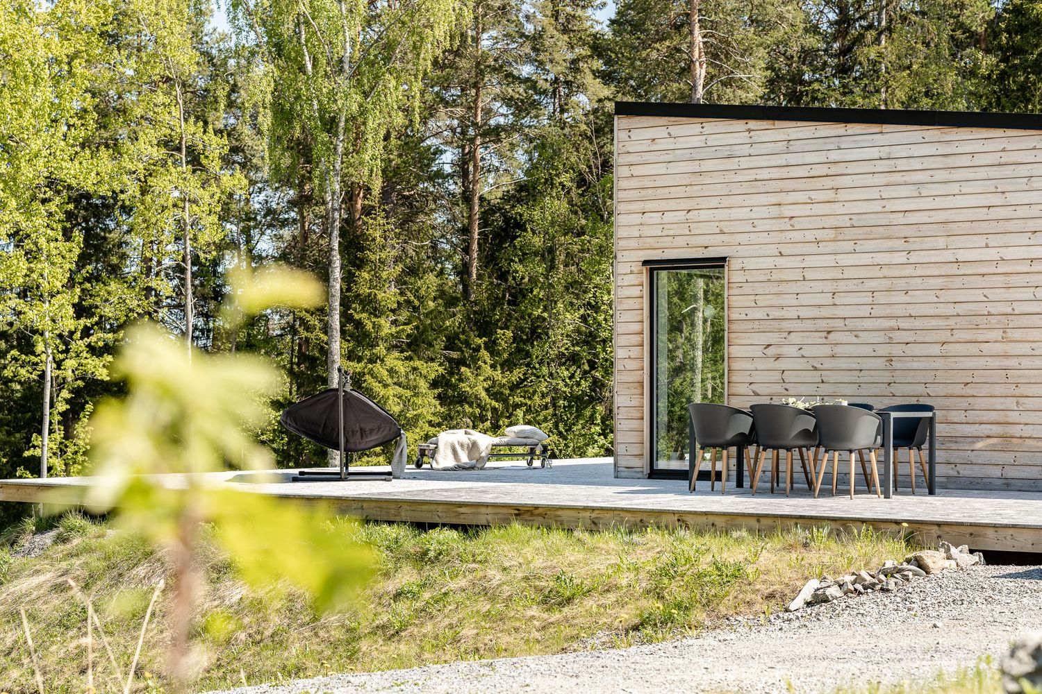 Terrass och matplats vid skog