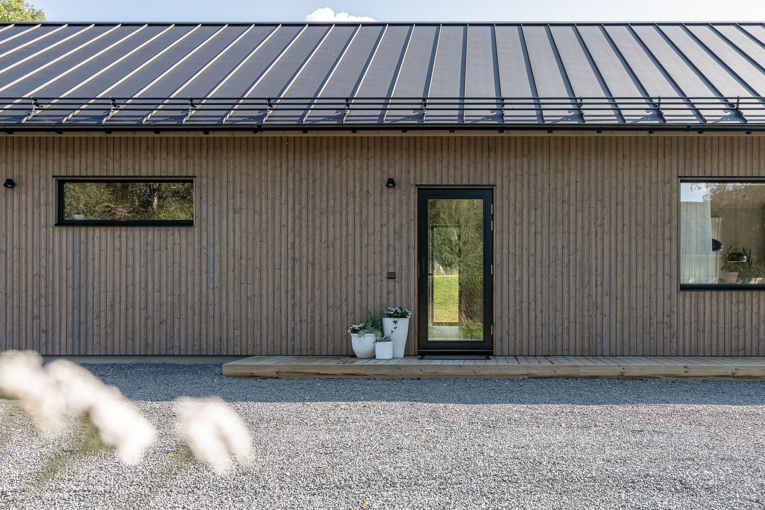 Entré med träfasad och metalltak