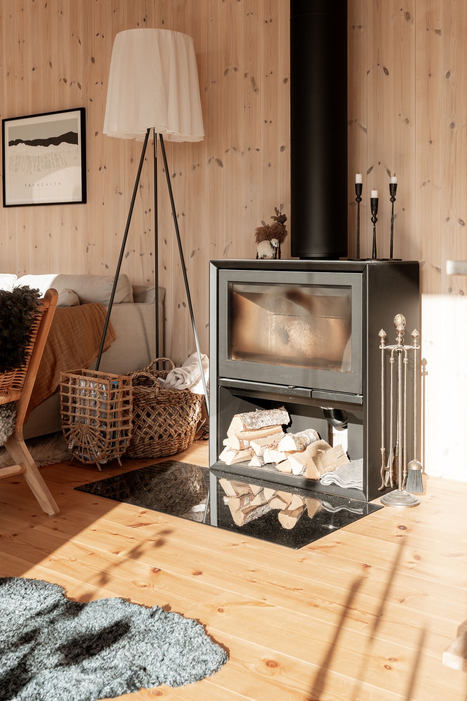 Kamin och ved i sällskapsrummet