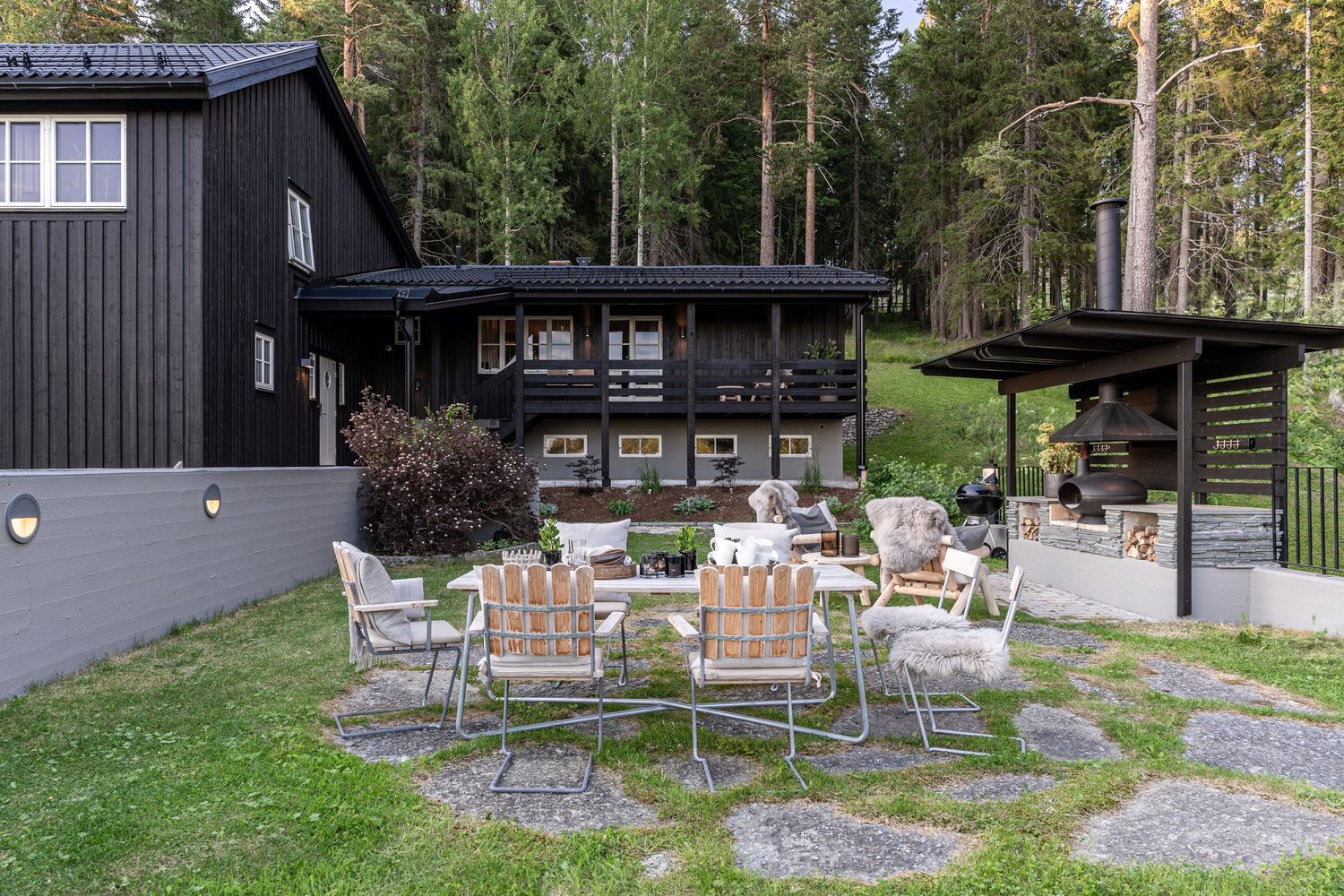 Matplats i trädgården framför huset