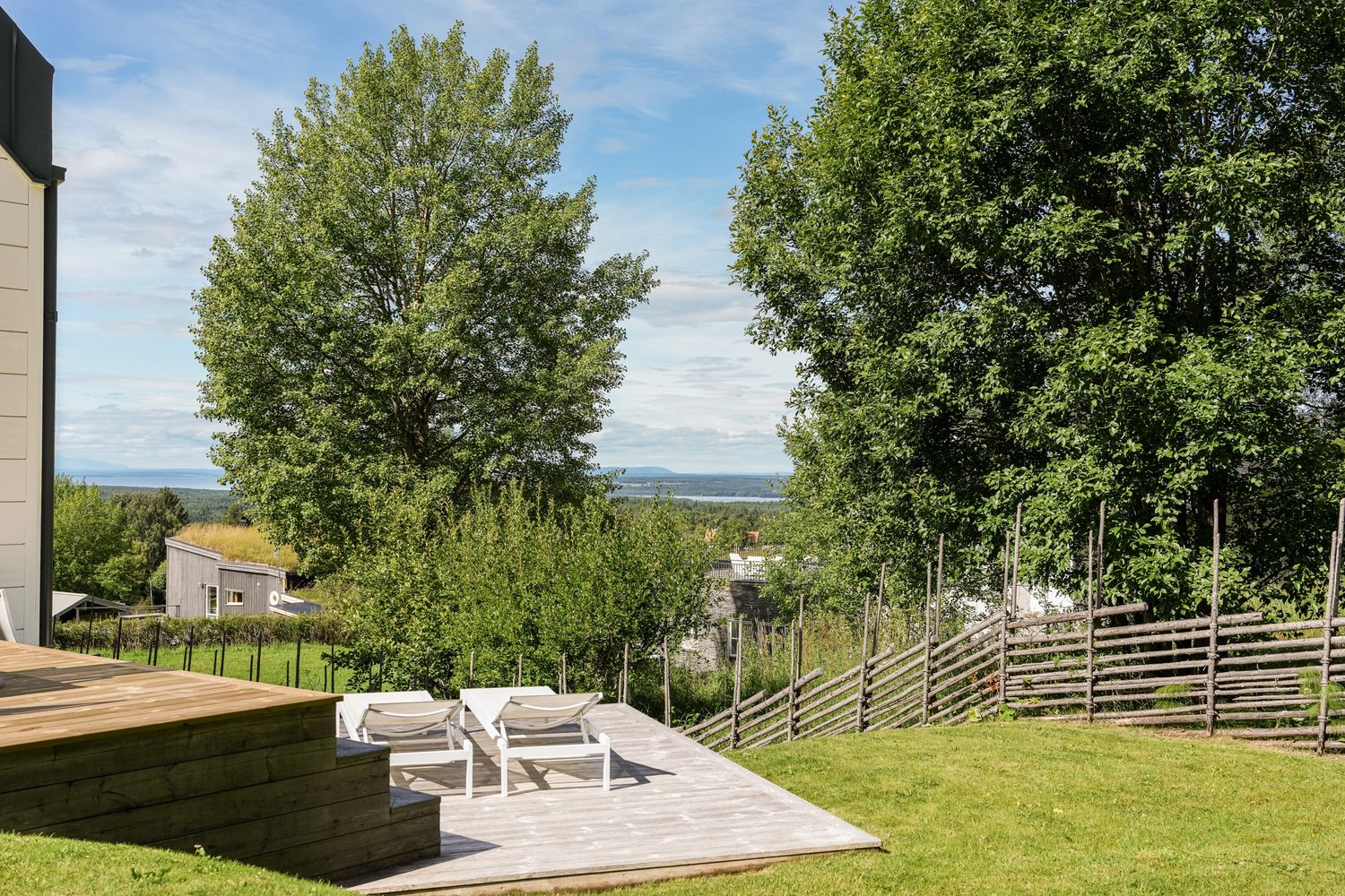 Terrass och utsikt över landskapet