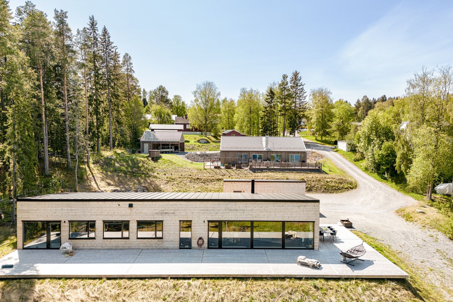 Hus och terrass i sommargrönska