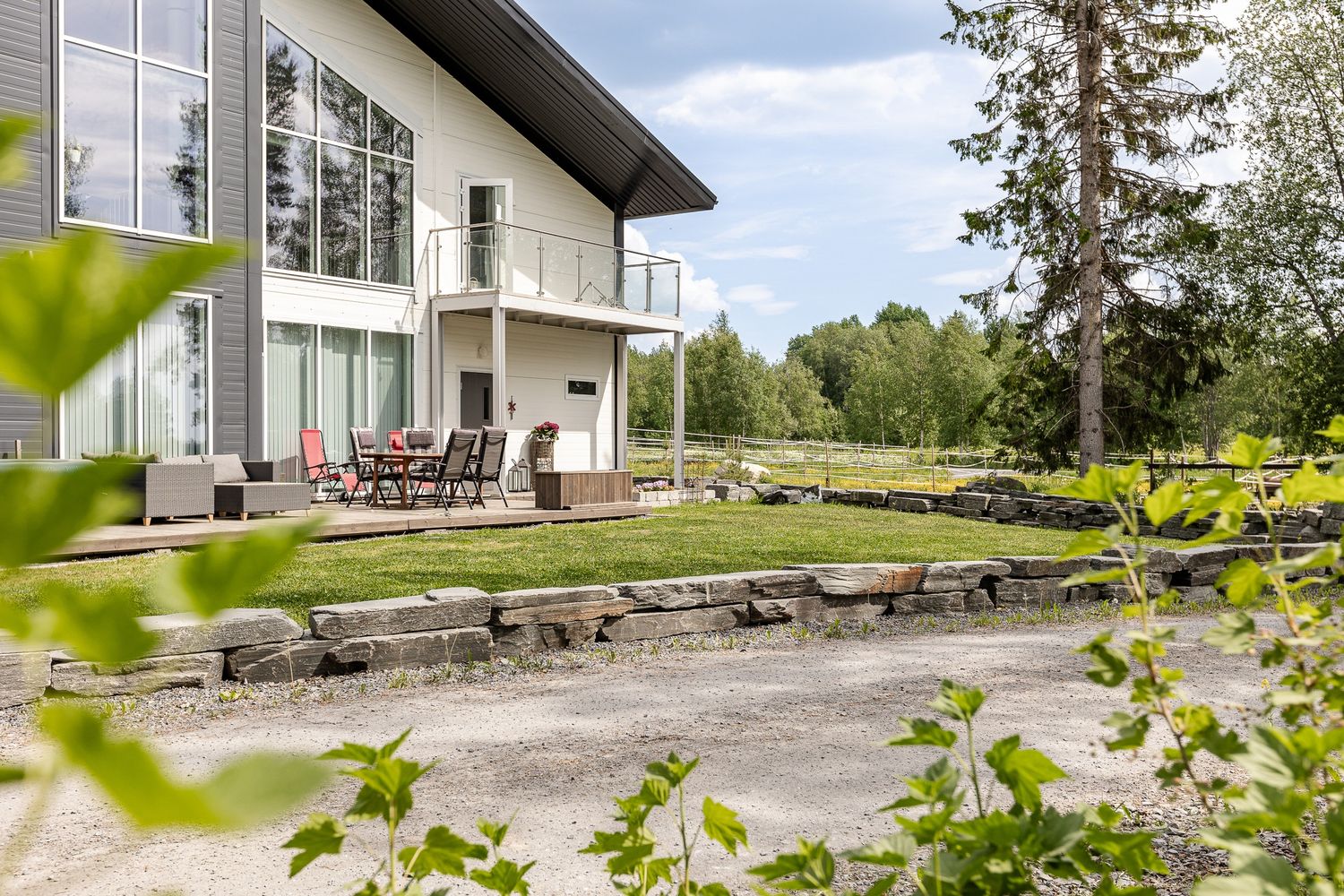 Husets glasade fasad och terrass