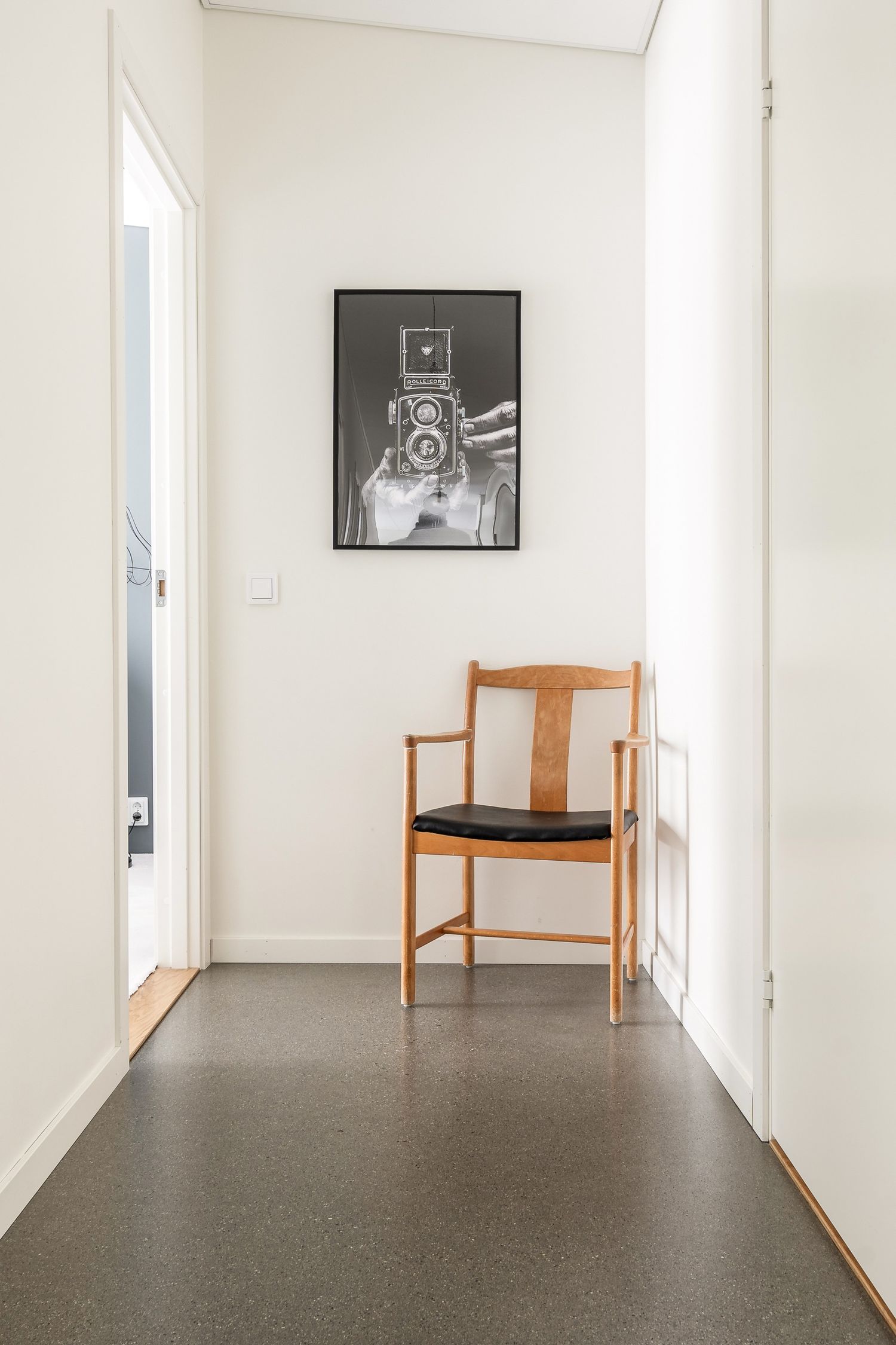 Ljus hall med stol och tavla