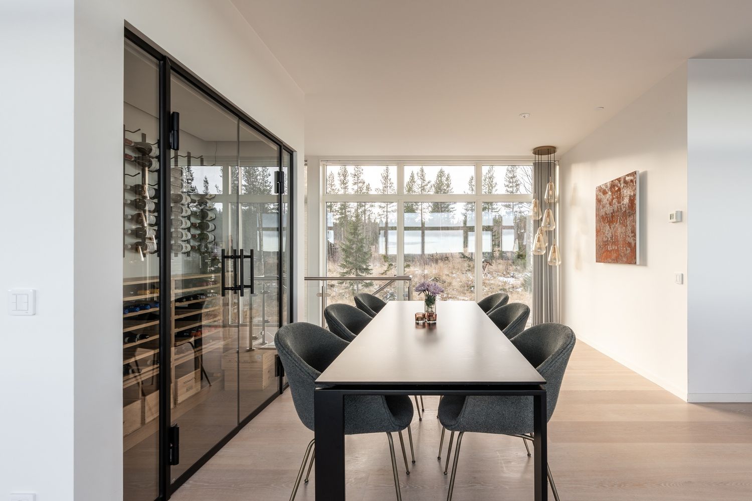 Matplats med vinförvaring bakom glas till vänster