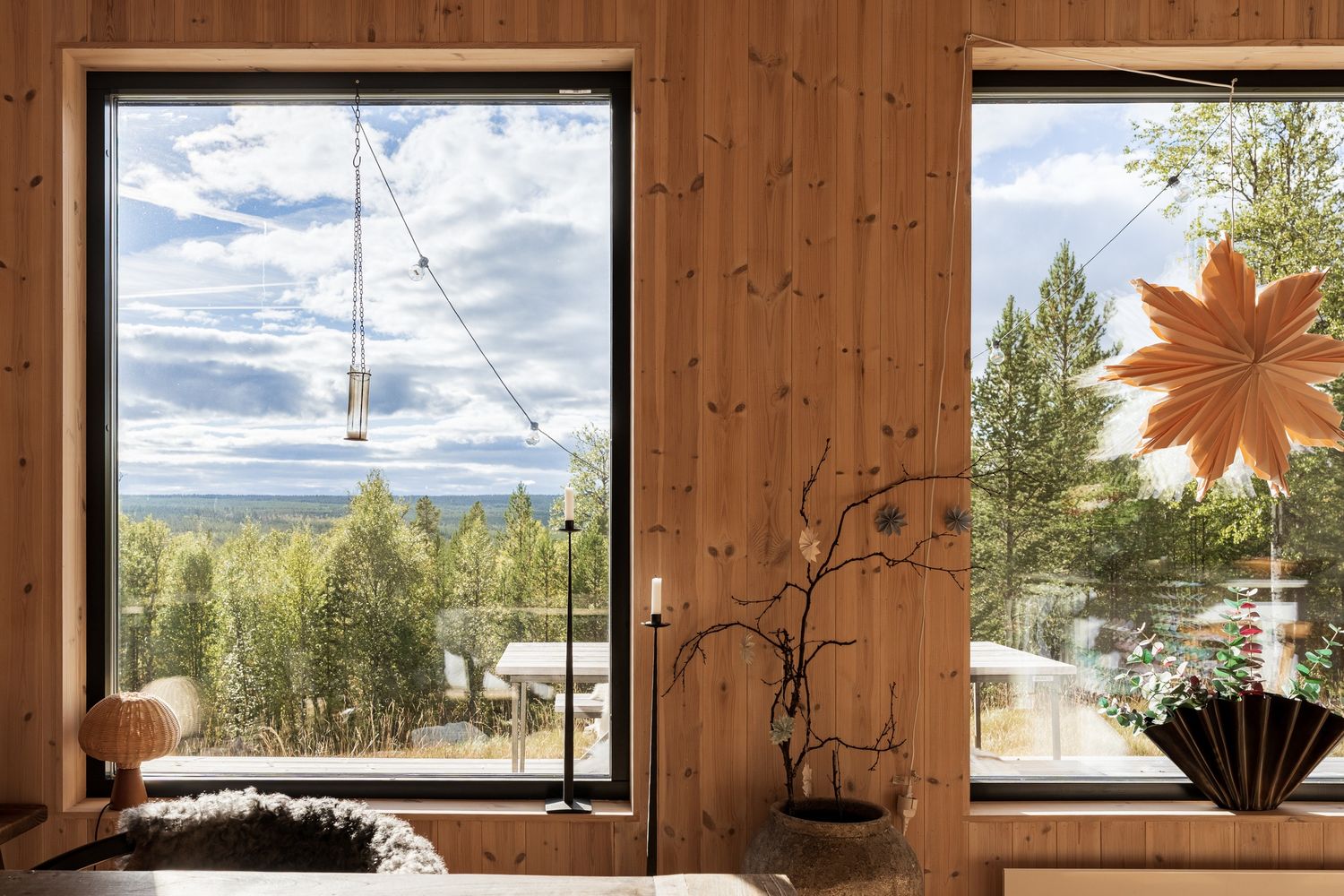 Landskap inramat av två fönster