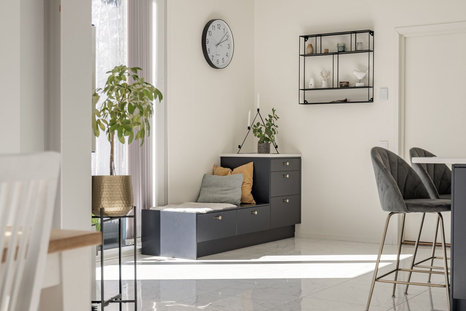 Sittbänk och matplats i solljus