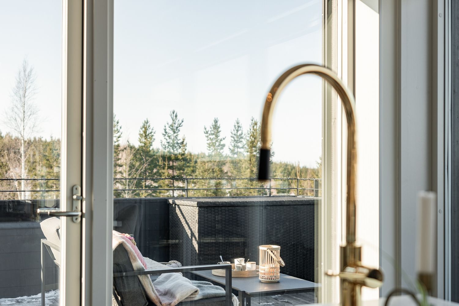 Blandare med terrass i bakgrunden