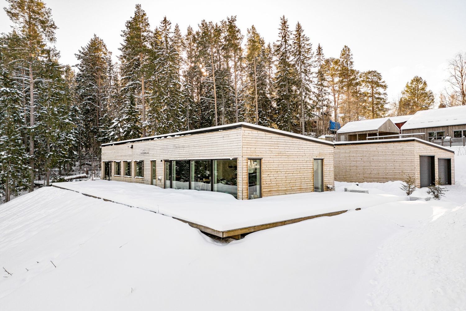 Snötäckt terrass och fasad