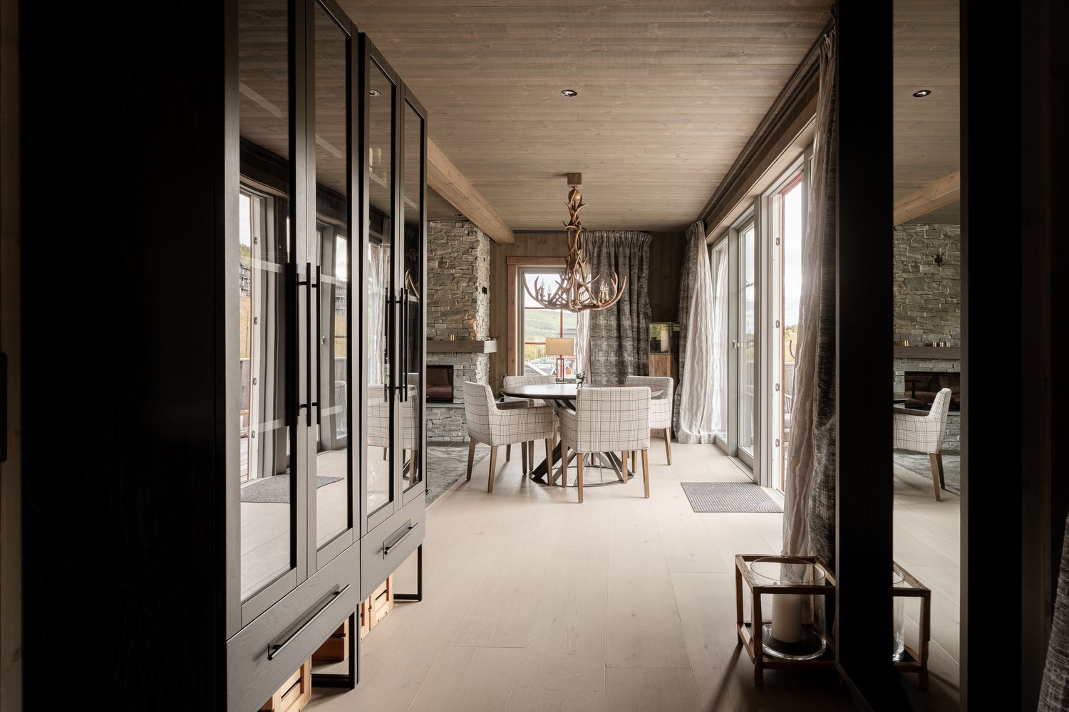 Glazed passage towards the dining area