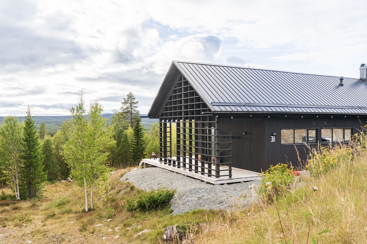 Husets gavel och terrass