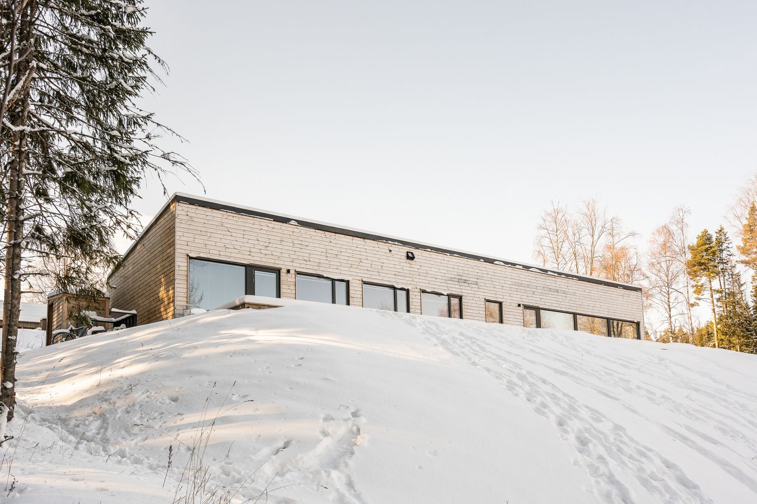 Träfasad i vinterlandskap