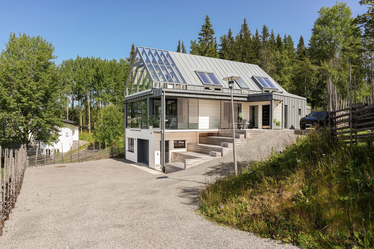 Husets glasade gavel och metalltak
