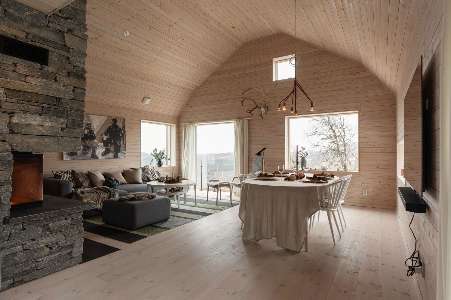 Sällskapsrum och matplats under välvt trätak