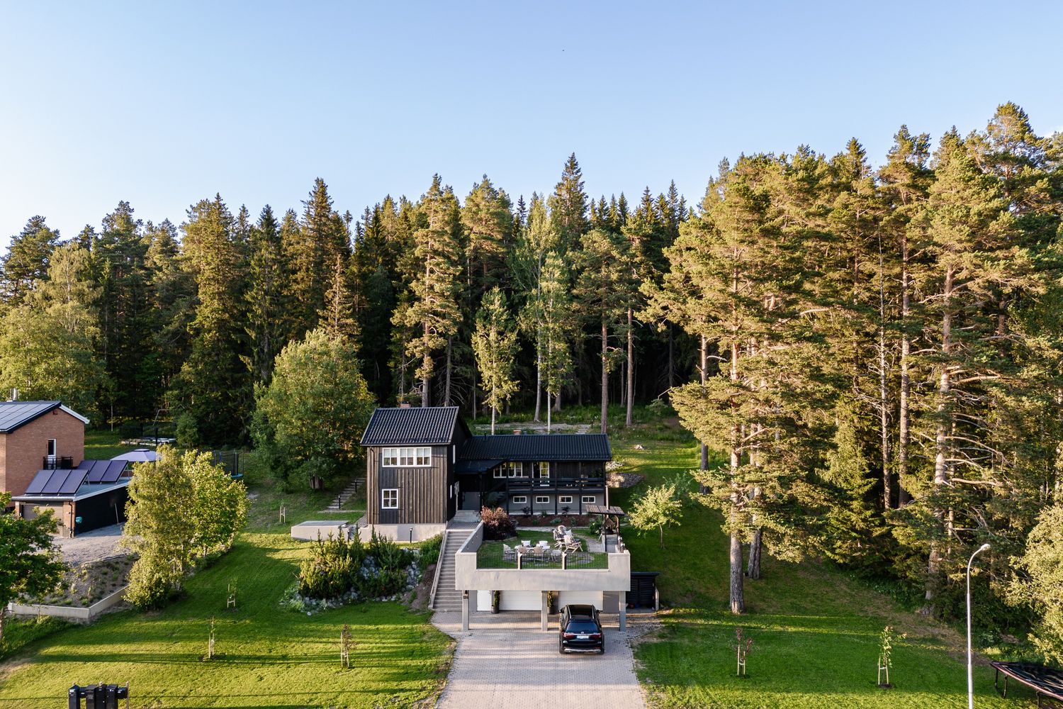 Hus och trädgård sedda från luften