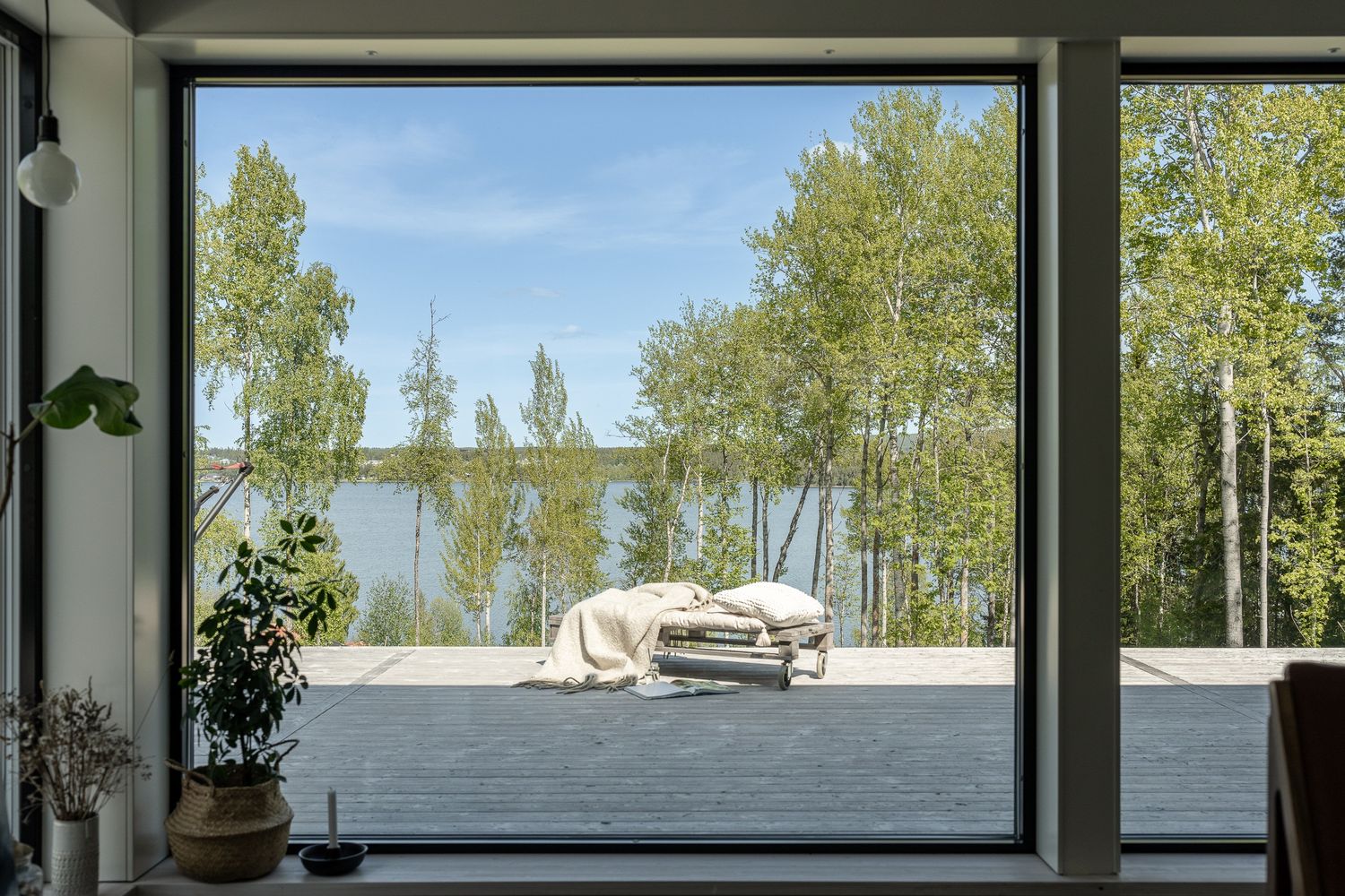 Öppen glasdörr mot terrassen