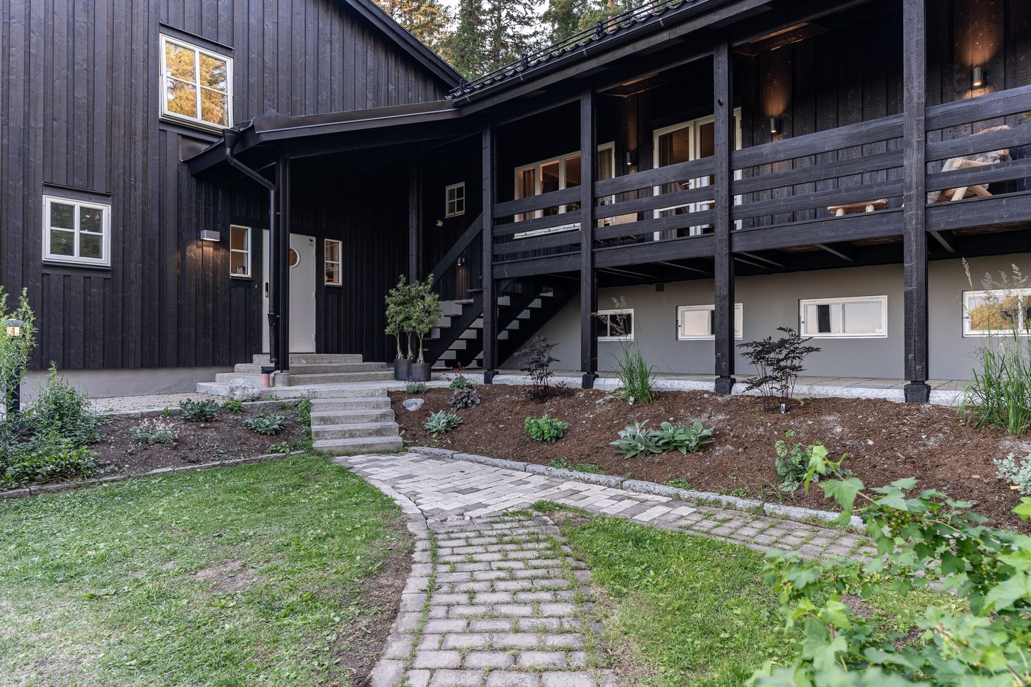 Stengång mot entré och balkong