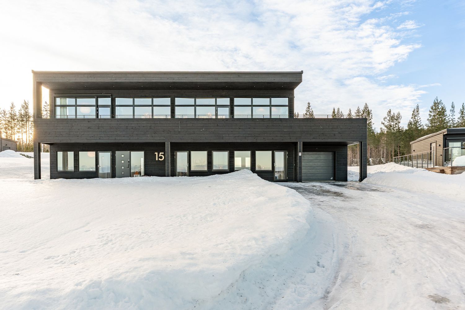 Husets fasad i snölandskap