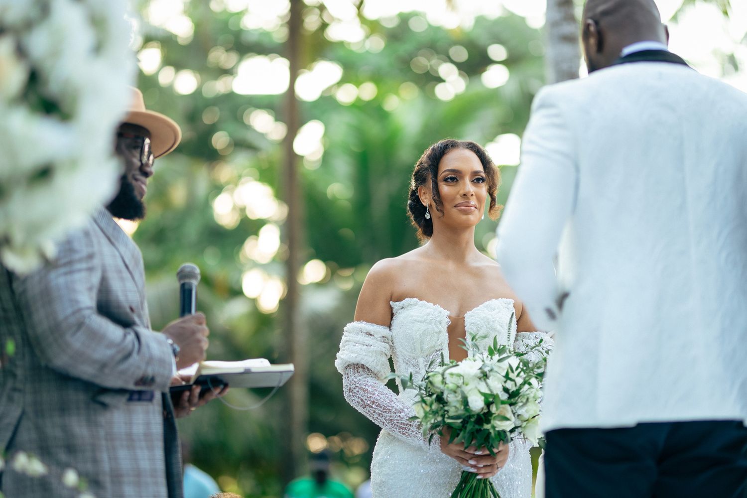 Timeless wedding photographs, thoughtfully captured.
