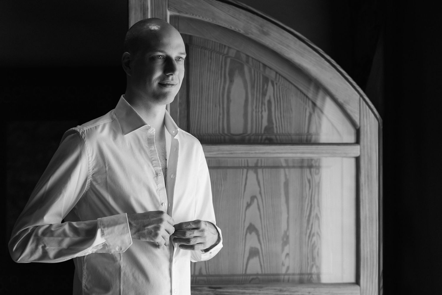 Groom getting ready. Destination wedding in Spain