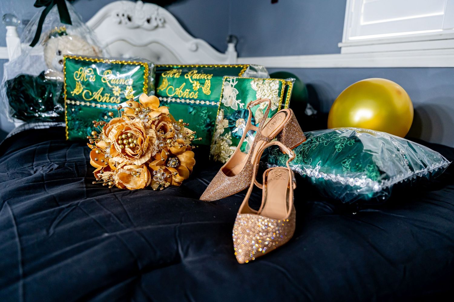 Party decorations featuring gold sparkly shoes and emerald green accents.