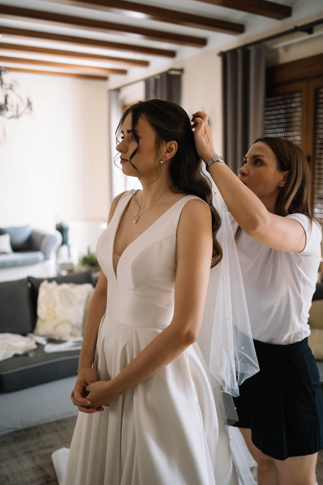 Final makeup and hair adjustments for the bride at Alqueria del Xúquer, created by a professional Valencia stylist Anastasia Larionova