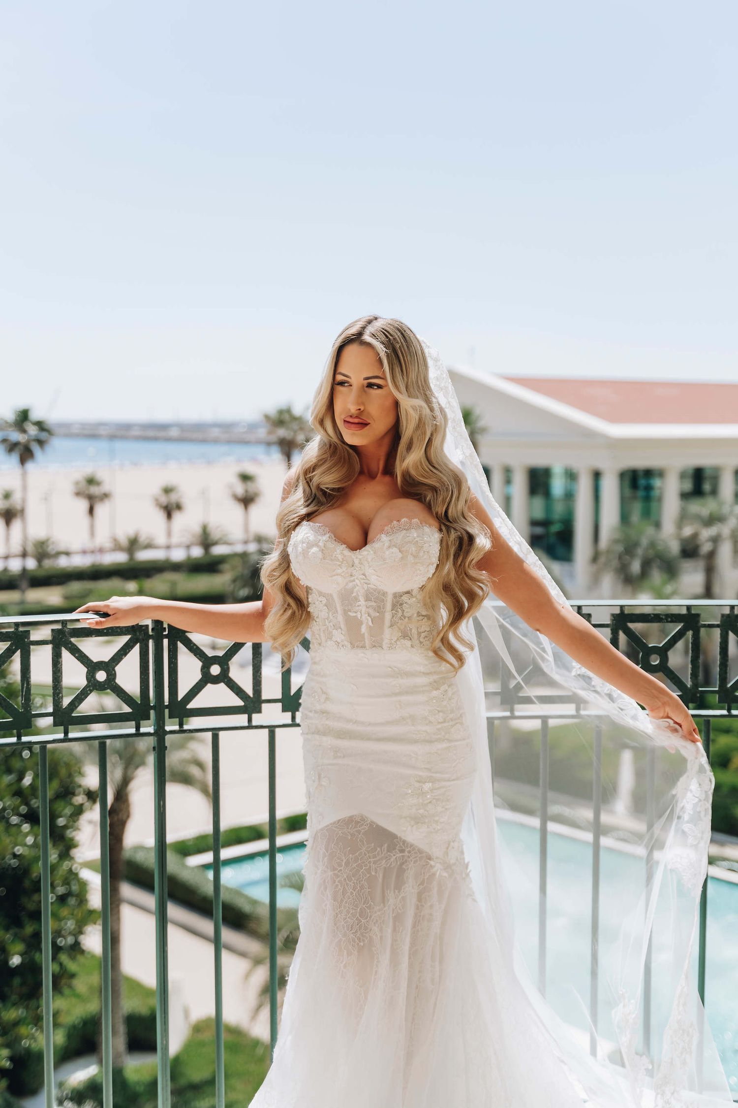 Glamorous, polished Hollywood waves hairstyle on a bride getting ready at Las Arenas Balneario Resort suites.