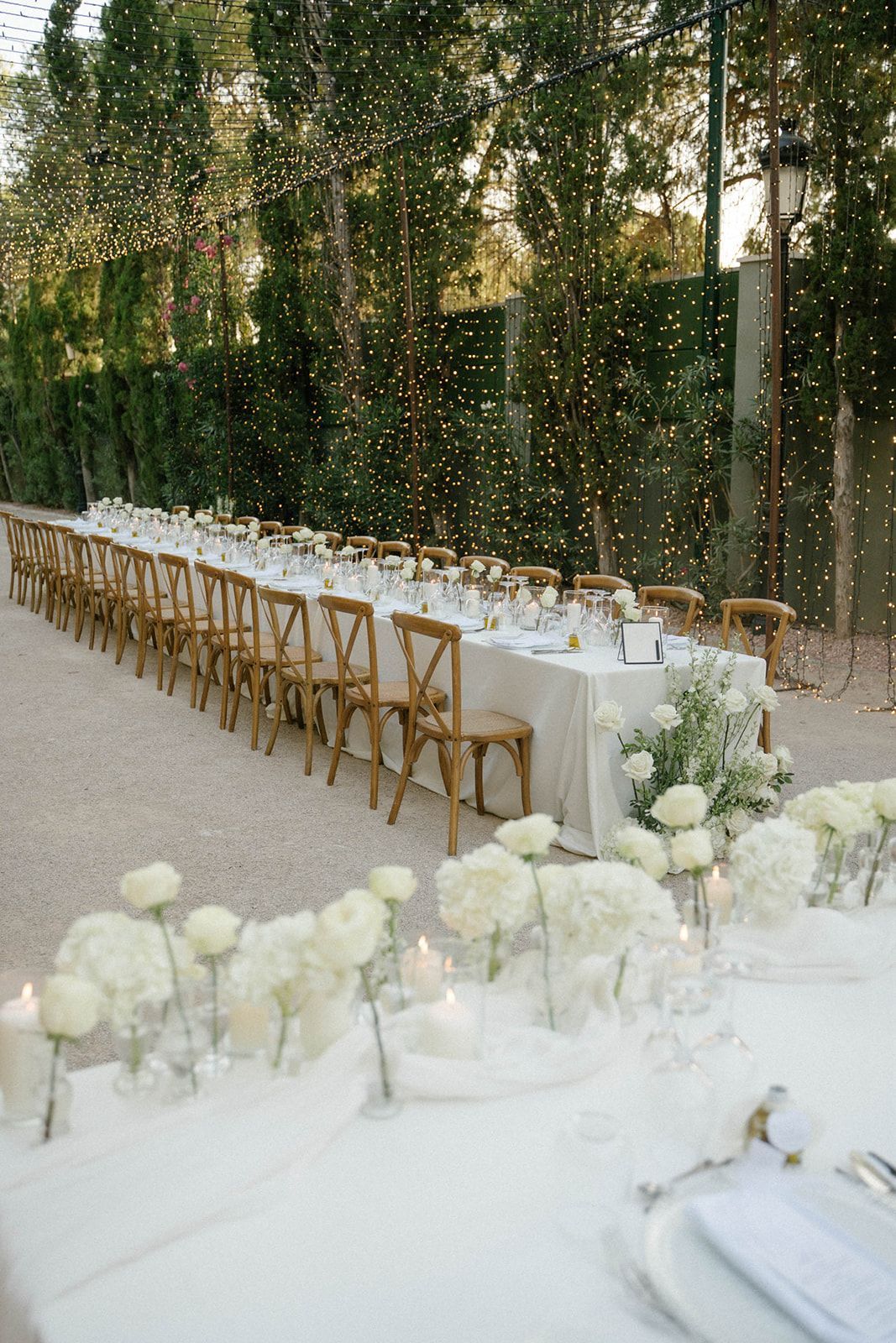 фExquisite wedding banquet table decor and floral arrangements inside the historic reception area of Finca Marqués de Montemolar, Altea.