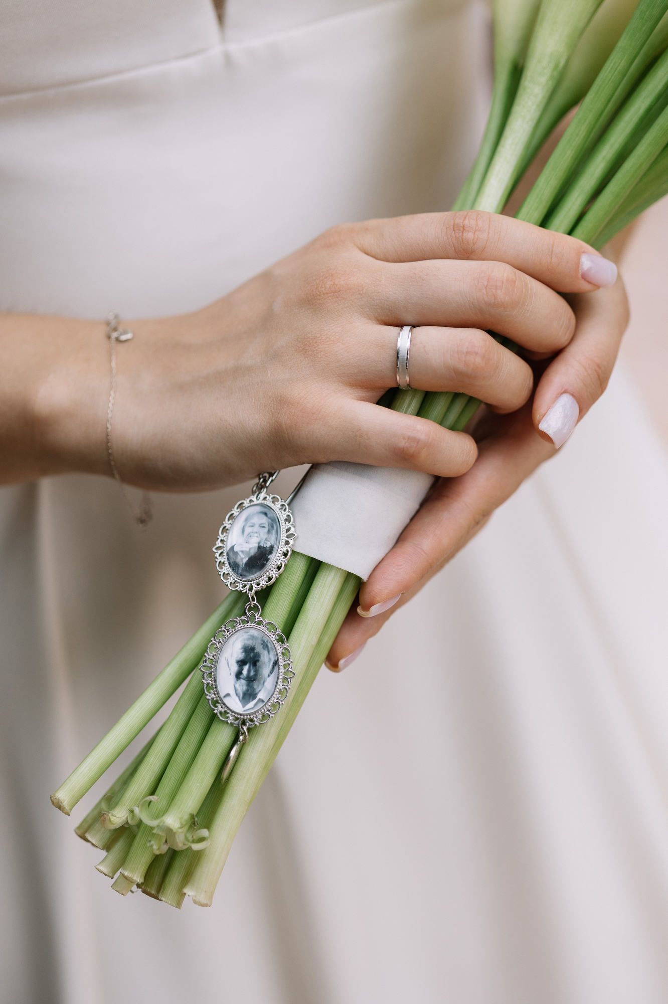 Close-up of a bridal bouquet with white calla lilies and decorative handle at Alqueria del Xúquer wedding venue in Valencia.